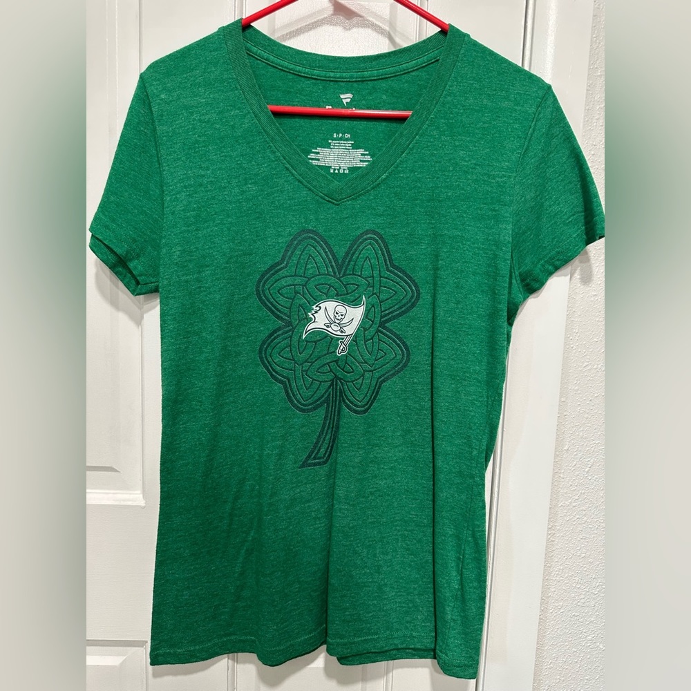 4/$25 NFL Buccaneer’s St Patty’s Women’s V Neck T Shirt size small by Fanatics